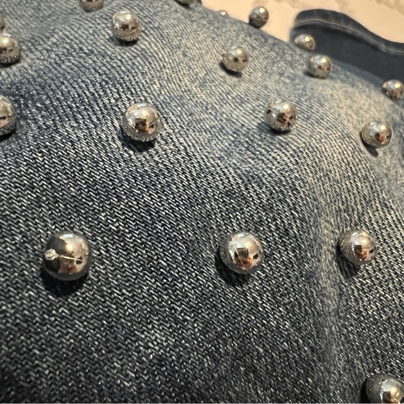 3D silver embellishments on unique jeans - Picture 2 of 9